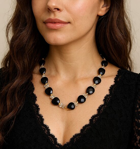 Dabīgo pērļu kaklarota "Tumsas Grācija"